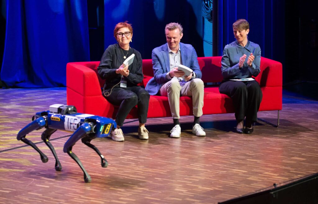 Annita Fjuke (left), Nils-Ola Widme and Ruth Astrid Sæther were impressed to see how the robot dog Spot moved around on stage. PHOTO: Stein Johnsen